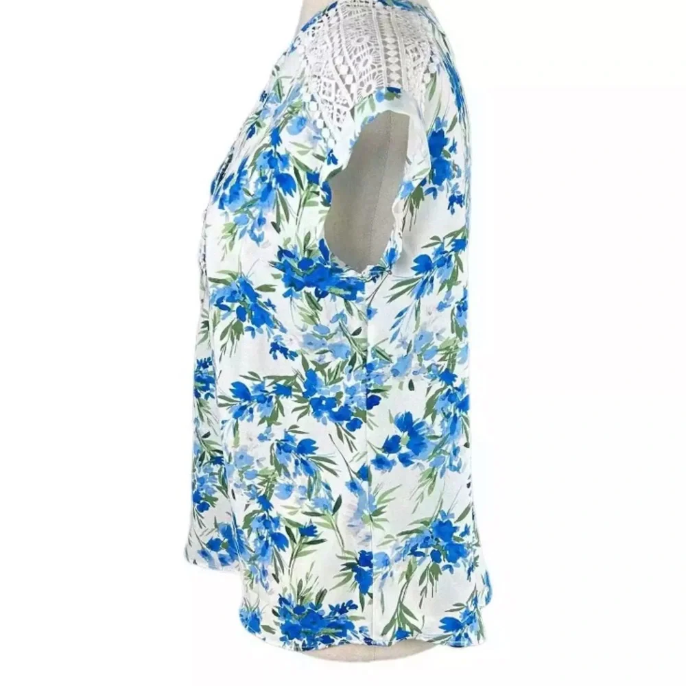 NWOT Fortune & Ivy, Stitch Fix Blue‎ & White Floral Crochet Short Sleeve Top